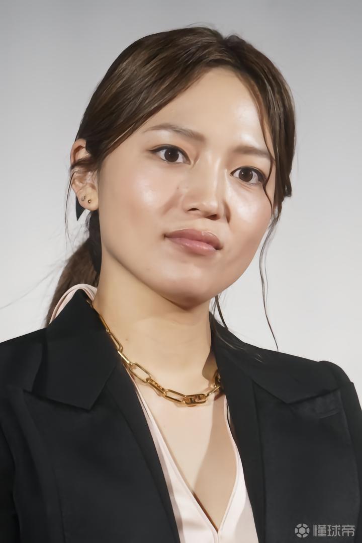 板仓滉与川口春奈的浪漫恋情，女方曾飞往荷兰相会